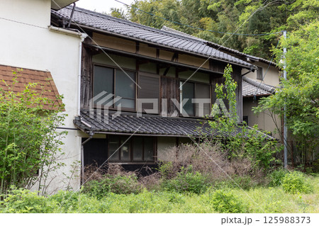日本の岡山県笠岡市の白石島の古くて美しい建物 日本の岡山県笠岡市の白石島の古くて美しい建物 125988373