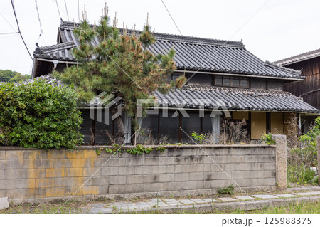 日本の岡山県笠岡市の白石島の古くて美しい建物 125988375