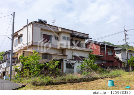 日本の岡山県笠岡市の白石島の古くて美しい建物 125988380