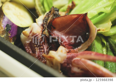 ホットプレートでイカと野菜を焼く。 ホットプレートでイカと野菜を焼く。 125988398