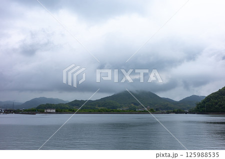 日本の岡山県笠岡市の白石島の美しい春の風景 日本の岡山県笠岡市の白石島の美しい春の風景 125988535