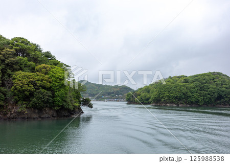 日本の岡山県笠岡市の白石島の美しい春の風景 日本の岡山県笠岡市の白石島の美しい春の風景 125988538
