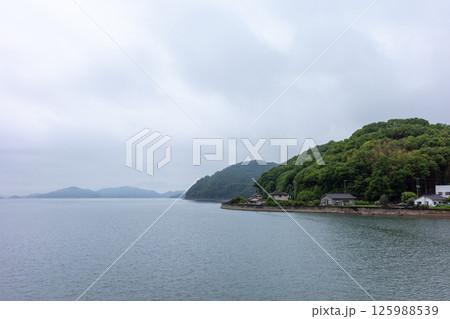 日本の岡山県笠岡市の白石島の美しい春の風景 125988539