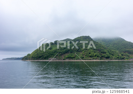日本の岡山県笠岡市の白石島の美しい春の風景 125988541