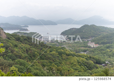 日本の岡山県笠岡市の白石島の美しい春の風景 125988574
