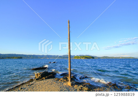 木製のレトロな電信柱がある瀬戸内風景 125988819