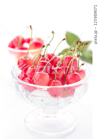 山形県産 高級 さくらんぼ 白背景 125989071