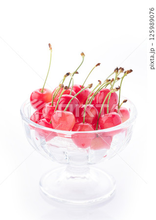 山形県産 高級 さくらんぼ 白背景 山形県産 高級 さくらんぼ 白背景 125989076