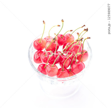 山形県産 高級 さくらんぼ 白背景 山形県産 高級 さくらんぼ 白背景 125989077
