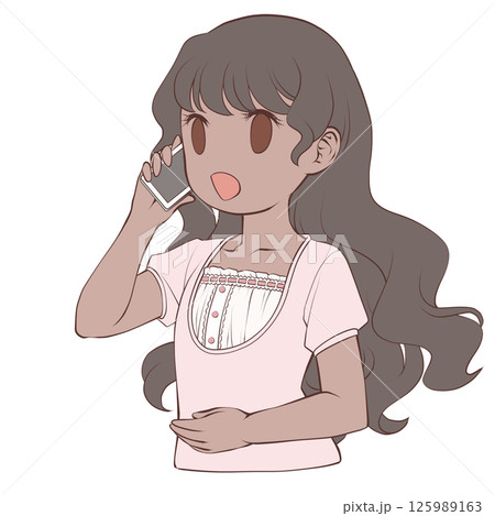 スマホで電話をかける褐色肌の若い女性・笑顔 スマホで電話をかける褐色肌の若い女性・笑顔 125989163