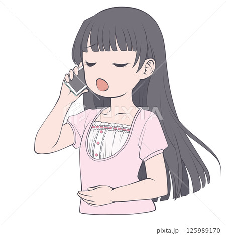 スマホで電話をかける黒髪の若い女性・呆れる 125989170