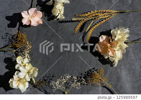 黒背景のドライフラワー 125989507