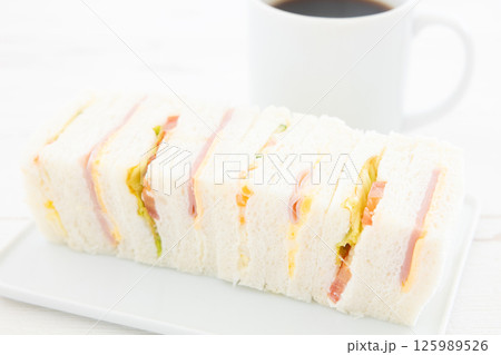 朝食の美味しいミックスサンドとホットコーヒー 朝食の美味しいミックスサンドとホットコーヒー 125989526