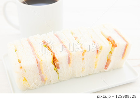 朝食の美味しいミックスサンドとホットコーヒー 朝食の美味しいミックスサンドとホットコーヒー 125989529