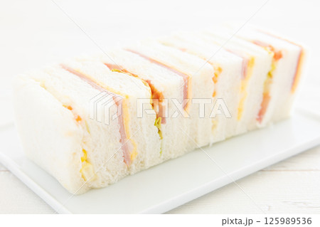 朝食の美味しいミックスサンド 朝食の美味しいミックスサンド 125989536