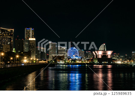 大桟橋から見たみなとみらいの夜景 125989635