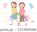 ショッピングに行く二人の若い女性 125989688