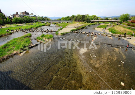 加茂川と高野川が交わる水辺の憩い場… 京都の『鴨川デルタ』こと【糺河原】 125989806