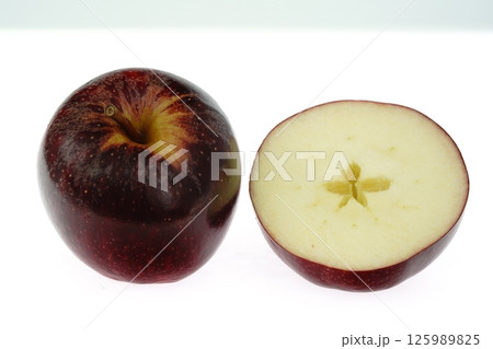 真っ赤なりんご プリンスアップル ニュージーランド産 125989825