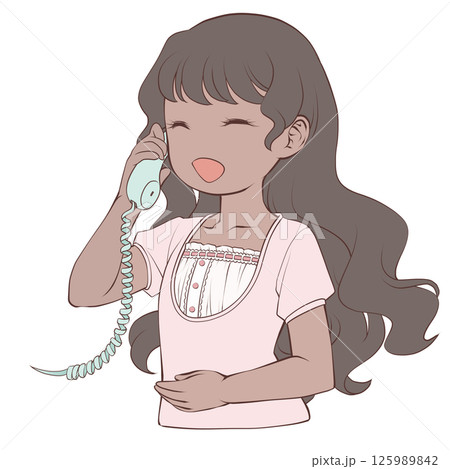 受話器を持って話す褐色肌の若い女性・笑顔 受話器を持って話す褐色肌の若い女性・笑顔 125989842