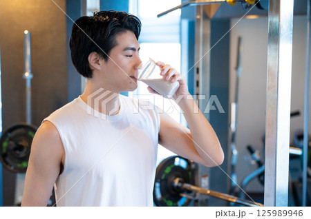 ジムでプロテインを持つ日本人男性 125989946