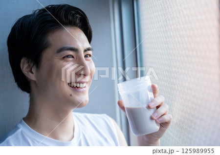 ジムでプロテインを飲む日本人男性 125989955