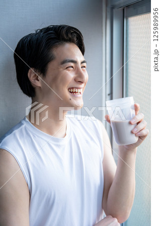 ジムでプロテインを飲む日本人男性 125989956