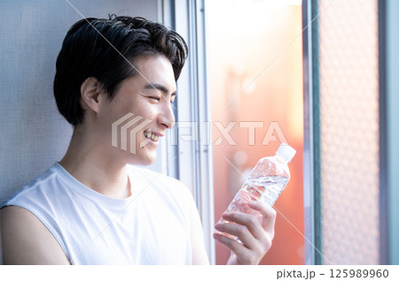 ジムで水を飲む日本人男性 ジムで水を飲む日本人男性 125989960