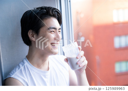 ジムでプロテインを飲む日本人男性 ジムでプロテインを飲む日本人男性 125989963