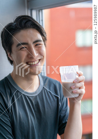 ジムでプロテインを飲む日本人男性 125989987