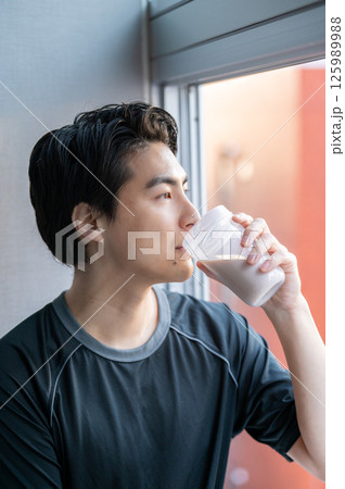 ジムでプロテインを飲む日本人男性 ジムでプロテインを飲む日本人男性 125989988