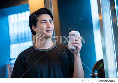 ジムでプロテインを飲む日本人男性 ジムでプロテインを飲む日本人男性 125990005