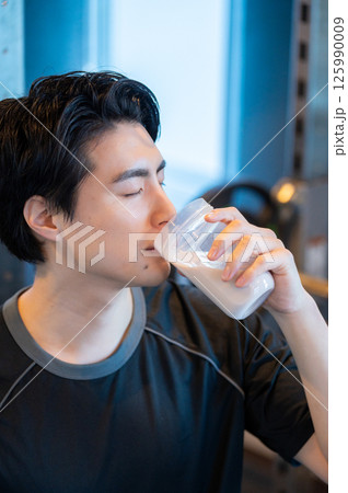 ジムでプロテインを飲む日本人男性 ジムでプロテインを飲む日本人男性 125990009
