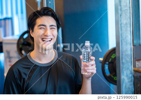 ジムで水を飲む日本人男性 ジムで水を飲む日本人男性 125990015