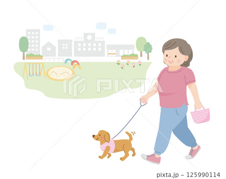 公園で犬の散歩をしている太った中年女性 公園で犬の散歩をしている太った中年女性 125990114