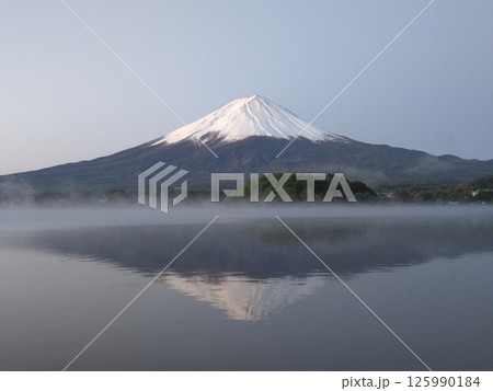 早朝・雪の富士山と逆さ富士 早朝・雪の富士山と逆さ富士 125990184