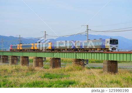回送される8000系　重信川橋りょうを渡る 125990190