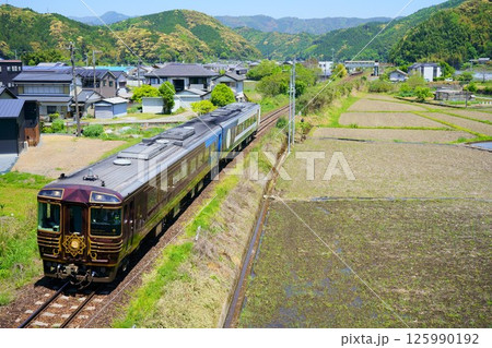 土讃線の田園風景と志国土佐 時代の夜明けのものがたり 125990192
