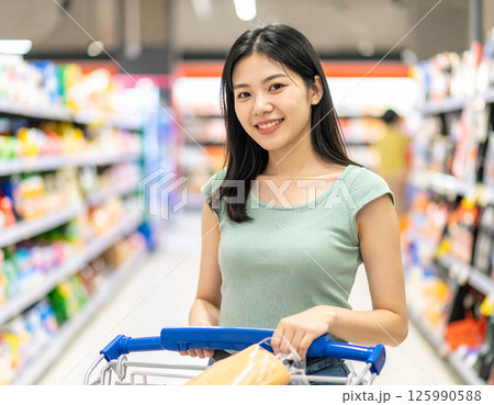 スーパーで買い物中の女性 125990588