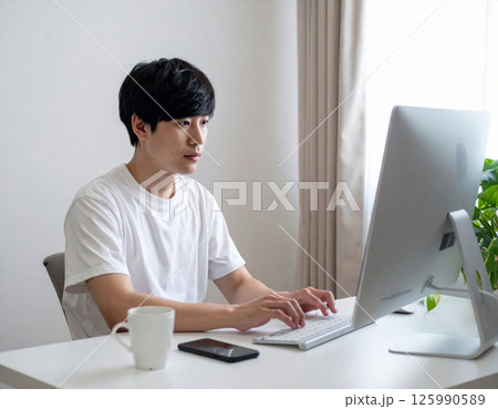 リモートワーク中の男性 125990589