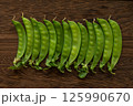 一列に並べたさやえんどう 125990670