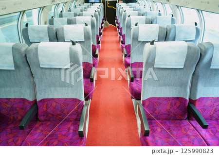 E235系1000番台　グリーン車の車内（2階席） 125990823