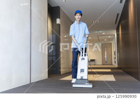 ビル清掃をする若い男性クリーニングスタッフ　カメラ目線 125990930