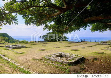 勝連城跡・舎殿跡(沖縄県・うるま市) 勝連城跡・舎殿跡(沖縄県・うるま市) 125990937