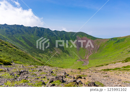 盛夏の羊蹄山の火口を見下ろす① 125991102