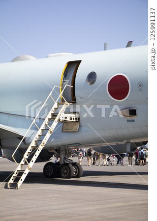 海上自衛隊の飛行機のタラップ 125991137