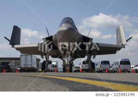 駐機されたステルス艦載戦闘機 駐機されたステルス艦載戦闘機 125991140