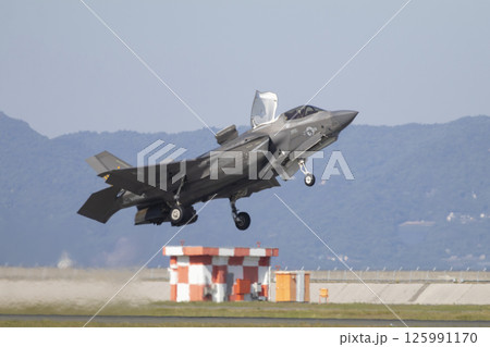 短距離離陸する戦闘機 125991170