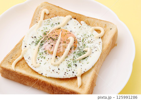 目玉焼きトースト 125991286