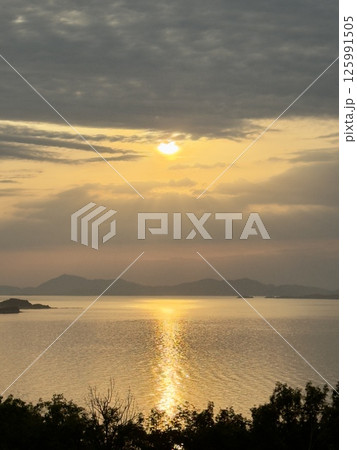 夕日が沈む 125991505
